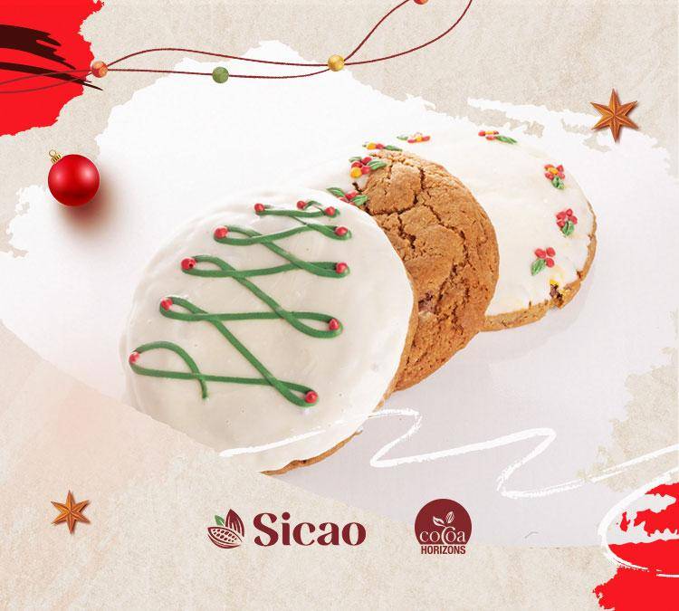 banner em tons claros de vermelho e, centralizado, cookiets com cobertura branca e desenho de uma árvore de Natal